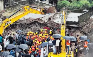  ??  ?? EN MUMBAI, un edificio de tres pisos se desplomó, causando la muerte de 10 personas, incluyendo cinco niños. Se cree que el colapso fue provocado por las lluvias.