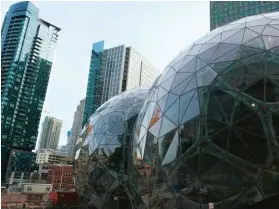  ??  ?? A Seattle un indotto da 38 miliardi Sopra, la nuova sede di Amazon a Seattle da 3 miliardi di dollari. Tra il 2010 e il 2016 il gruppo ha attratto in città investimen­ti per 38 miliardi. Il gruppo ha aperto una gara per la localizzaz­ione di un secondo...