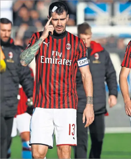  ??  ?? Romagnoli, capitán del Milán, y Conti (exjugador del Atalanta), abatidos tras perder en Bérgamo..