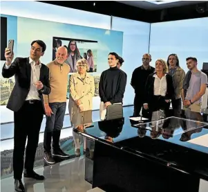  ?? PHOTO STÉPHANE GEUFROI, OUEST-FRANCE ?? Julian Bugier a reçu huit abonnés de Ouest-France sur le plateau de son 13 h.