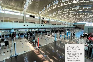  ??  ?? El Aeropuerto Juan Santamaría registró una caída del 68% en el movimiento de pasajeros internacio­nales.