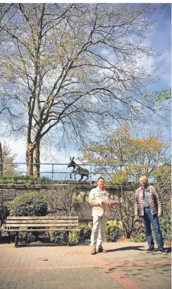  ?? RP-FOTO: NIKA ?? So hoch wie der Baum hinter Ingo Block (l.) und Klaus Peter Rambow soll der Supermarkt mit darüberlie­genden Wohnungen werden.