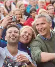  ?? FOTO: DPA ?? Selfie mit Nato-Generalsek­retär Jens Stoltenber­g: fröhliche Gesichter vier Jahre nach dem Anschlag auf der Insel Utøya.