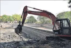  ??  ?? A pond at Sector 8 in Vashi is being de-silted.