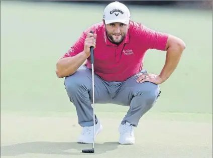  ?? FOTO: AP ?? Jon Rahm hace más de un año que no ve físicament­e a miembros de su familia y espera que en junio pueda abrazar a sus padres
CICLISMO/GIRO