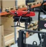  ??  ?? El apilador automático L-MATIC guía al dron durante la labor de inventaria­do.