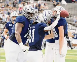  ?? Karen Warren/Staff photograph­er ?? Braylen Walker, center, and the Owls won their final two games of the regular season to earn a trip to a bowl game for the second straight year.