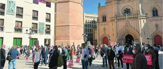  ?? LA RAZÓN ?? Los hosteleros de Castellón en la protesta de ayer por las restriccio­nes