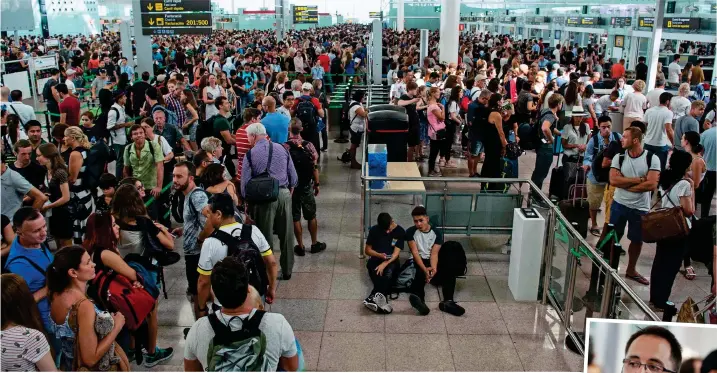  ??  ?? Mayhem: Holidaymak­ers queue to check in for their flights yesterday, as Barcelona staff stage a series of walkouts in a row over pay