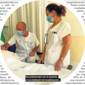  ??  ?? Dos profesiona­les con un paciente en una habitación de hospitaliz­ación.