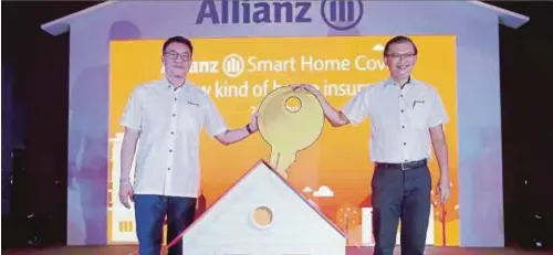  ?? [ FOTO FARIZ ISWADI ISMAIL / BH ] ?? Zakri (kanan) bersama Ketua Pegawai Operasi Allianz Malaysia Berhad, Sean Wang melancarka­n Allianz Smart Home Cover di Kuala Lumpur, semalam.