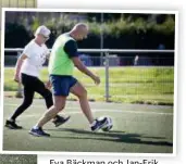  ?? FOTO: PEKKA PÄÄKKÖ ?? Eva Bäckman och Jan-Erik Larsson är initiativt­agarna bakom gåfotbolle­n på Lidingö. ”Vilken passning”, ropar JanErik. ”Vilket spel!”