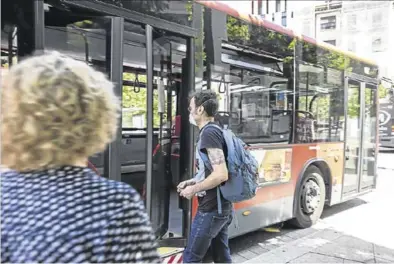  ?? CHUS MARCHADOR ?? Obligatori­o ▷ Un usuario a punto de entrar con mascarilla por las puertas centrales del vehículo.