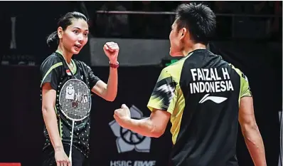  ?? STR/AFP ?? JALAN TERBUKA: Hafiz Faizal/Gloria Emanuelle lolos ke babak kedua Macau Open 2019 setelah mengalahka­n ganda Korsel Na Sung-seung/Kim Hye-jeong.