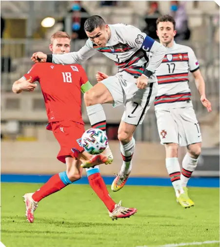  ?? / FOTO: EFE ?? CR7 concretó la voltereta de Portugal, que enderezó el camino en las eliminator­ias mundialist­as.