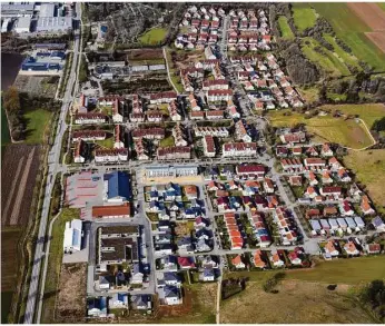  ?? Foto: Geyer Luftbild ?? Die Wanne ist voll: Im östlichen Stadtteil gibt es kaum freie Flächen. Richtung Hohenmemmi­ngen wurde jetzt ein Grundstück geschaffen. Die Liste der Bewerber war lang.