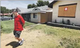  ?? Genaro Molina Los Angeles Times ?? MARK STOCKMYER walks away from a neighbor’s red-tagged home in Ridgecrest, Calif. A Caltech seismologi­st says a major aftershock is now unlikely.