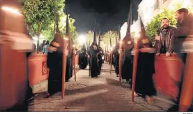  ?? ARCHIVO ?? Cortejo de nazarenos de la Sagrada Mortaja en la noche del Sábado de Pasión.