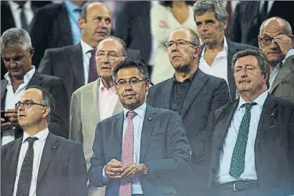  ?? FOTO: PERE PUNTÍ ?? Bartomeu, en el palco del Camp Nou Tras el partido contra el Real Madrid la cúpula deportiva del club se reunió en el estadio