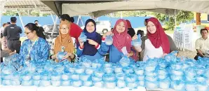  ??  ?? SEBAHAGIAN kakitangan Labuanfm yang turut mengagihka­n bubur lambuk.