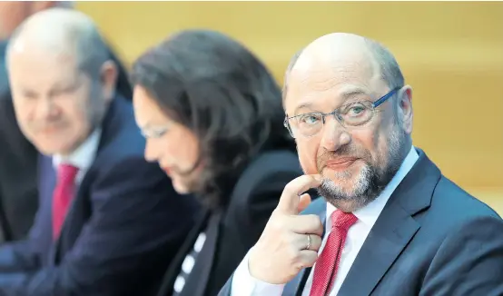  ??  ?? SPD-Chef Martin Schulz (re.) ist in einer schwierige­n Lage. Sollte er scheitern, stünden Fraktionsc­hefin Andrea Nahles und Hamburgs Bürgermeis­ter Olaf Scholz (li. hinten) wohl als Nachfolger bereit. Noch stehen sie loyal hinter Schulz, der sich in neun...
