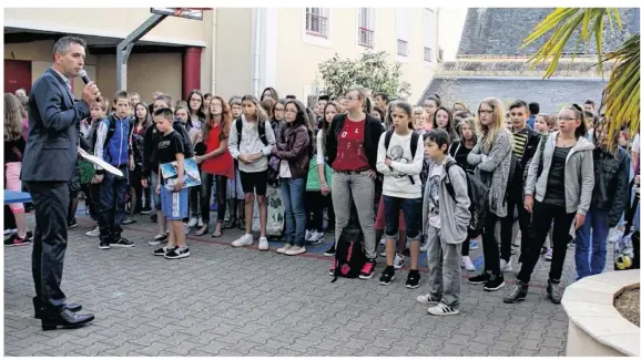  ??  ?? Mickaël Jupin directeur du collège a accueilli l’ensemble des élèves le jeudi matin dans la cour pour un appel classe par classe.