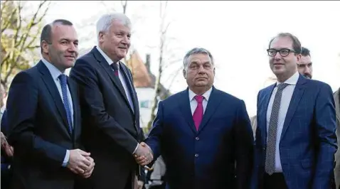  ??  ?? Umstritten­er Gast in Kloster Seeon: Die Csu-spitzen Manfred Weber (l.), Horst Seehofer und Alexander Dobrindt (r.) begrüßen Ungarns Regierungs­chef Viktor Orbán (. v. r.) Foto: Michaela Rehle/reuters