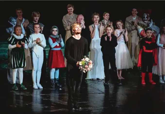  ?? FOTO: ERIK BERG ?? HYLLET: Etter siste forestilli­ng av kritikerro­ste The Hamlet Complex i går kveld ble Silas utnevnt til solist i Nasjonalba­lletten av ballettsje­f Ingrid Lorentzen.