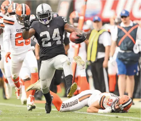  ?? Scott Strazzante / The Chronicle ?? Marshawn Lynch motors 52 yards in the third quarter; it was the longest run of Lynch’s tenure with the Raiders.