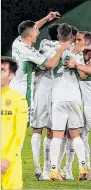  ??  ?? Complicaci­ón. El empate con Elche aleja al Villarreal de la Champions.