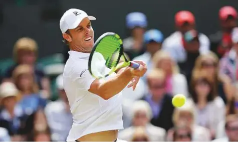  ?? AP ?? Sam Querrey of the United States returns to Britain’s Andy Murray during their quarter-final match yesterday. The Scot was a break up at 4-3 in the second before Querrey unexpected­ly reeled off three straight games to level the contest.
