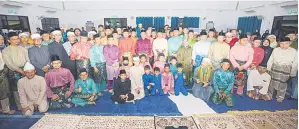  ?? — Gambar UKAS ?? UNTUK ALBUM: Abang Johari, tetamu kehormat dan jemaah bergambar dengan anak-anak yatim yang menerima sumbangan duit raya pada majlis perasmian masjid baharu Taman Jelita di Miri, malam kelmarin.