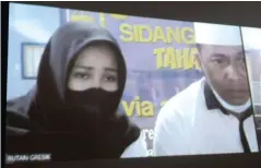  ?? LUDRY PRAYOGA/JAWA POS ?? KOMPAK: Pasutri Ach. Sulchan (kanan) dan Putri Septyani tertunduk lesu saat menjalani sidang pertama. Mereka didakwa karena terlibat mengedarka­n narkoba.