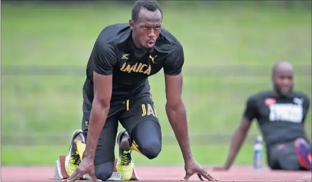  ??  ?? DESPEDIDA. Usain Bolt, en los tacos de salida durante un entrenamie­nto de ayer en Londres, donde se despedirá de la competició­n en los Mundiales que arrancan hoy.