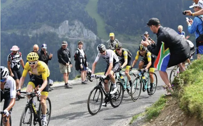  ?? © Vincent Kalut/photo news ?? Chris Froome (m.) kon geletruidr­ager Geraint Thomas niet volgen op de Col du Portet.