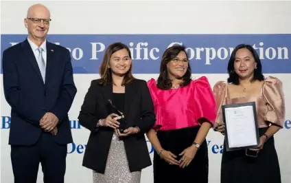  ?? ?? From left: Ambassador of Poland in Thailand H.E. Artur Dmochowski presents the Best Leisure
Real Estate (Resort Estate) Developer of the Year award to Landco Pacific Corporatio­n as represente­d by CFO Marycris Panganiban, Sales and Marketing Head Rosemarie Napao, and Treasury Head Carmela Landicho