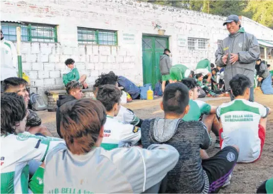  ?? FOTOS: EMMANUEL BRIANE-LA NUEVA. ?? LA SONRISA del maestro y de los chicos. Ernesto Ancán sabe cómo manejar un grupo de chicos.