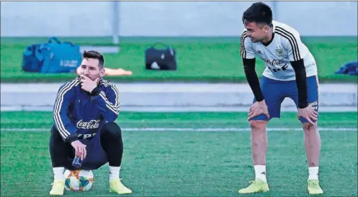  ??  ?? JUNTOS. Messi y Dybala, en un momento de pausa, durante un entrenamie­nto de la selección argentina.