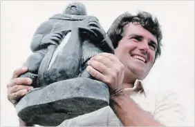  ?? SUBMITTED PHOTO ?? Bruce Lietzke hoists the Inuit carving trophy that was awarded to Canadian Open champions of that era in 1982.