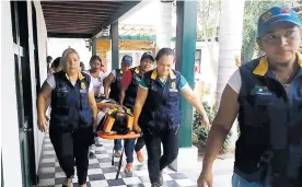  ?? CORTESÍA ?? Simulacro con el traslado de un ‘herido’ durante la jornada de capacitaci­ón efectuada en la Casa Bolivarian­a del Centro Histórico, en Santa Marta.