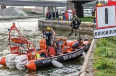  ??  ?? Duikers doorzochte­n een groot deel van het kanaal.