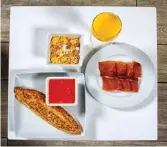  ??  ?? Mediterrán­eo
«Siempre desayuno lo mismo: un zumo de naranja natural, un bocadillo o una tostada grande con aceite, tomate y jamón, y un bol de cereales con leche. ¿Café? Nunca».