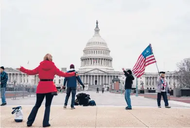  ?? ANNAMONEYM­AKER/THENEWYORK­TIMES ?? Supporters ofPresiden­tDonaldTru­mpgather outside theU.S. Capitol onMonday.