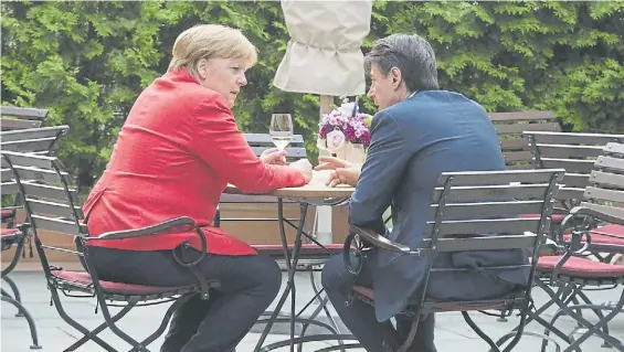  ?? EFE ?? Juntos. La canciller Merkel y el premier italiano Giuseppe Conte, ayer en Berlín. La alemana le prometió ayuda con la llegada de inmigrante­s.