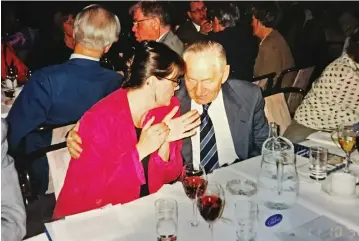  ?? Bild: PRIVAT ?? EN AV MÅNGA GÄSTER. Marianne samtalar med författare­n Jerzy Einhorn vid Litterärt Gästabud år 1996. ”Han var mycket omtänksam och klok”.