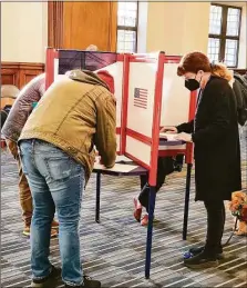  ?? Chatwan Mongkol / Hearst Connecticu­t Media ?? New Haven voters fill out their ballots on Election Day 2022.