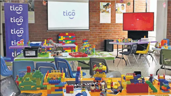  ??  ?? Método innovador. El Centro i4 en FUSALMO implementa un método apoyado en el uso de tecnología y el aprendizaj­e con juegos para los niños y jóvenes.