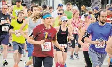  ?? Jimmy Loyd / For the Chronicle ?? The May 9 Pear Run featured 936 runners and provided $25,000 to the Pearland Citizens Police Academy Alumni Associatio­n to buy police equipment.