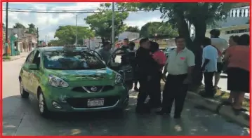  ??  ?? Vecinos, policías y paramédico­s ayudaron al taxista