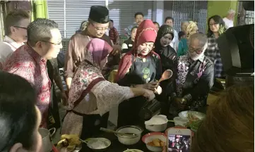  ??  ?? Welfare, Community Well Being, Women, Family and Childhood Developmen­t Minister Dato Sri Fatimah Abdullah (second right) also pitches in as one of the guest chefs at KINO Heritage Live Kitchen, demonstrat­ing how to make linut, a Melanau delicacy.